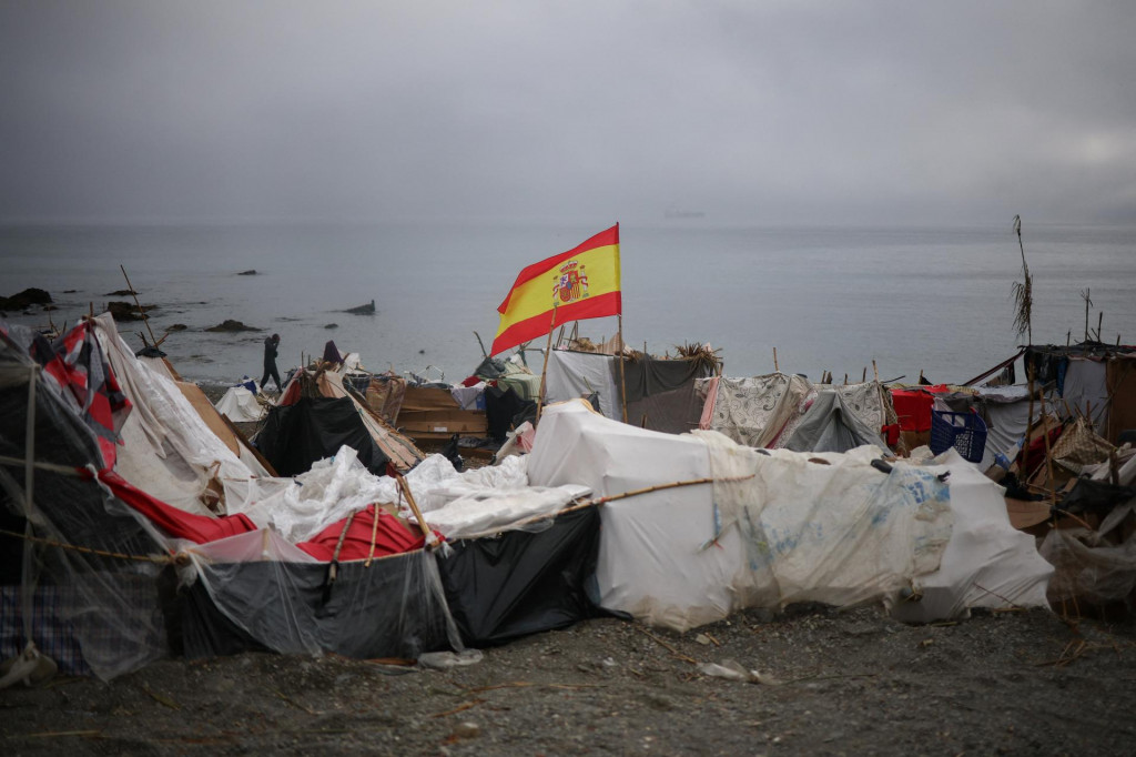 Improvizovan&eacute; pr&iacute;stre&scaron;ky na pl&aacute;ži Trampolin po ned&aacute;vnom hromadnom prekročen&iacute; hran&iacute;c migrantov z Maroka do Ceuty v &Scaron;panielsku. FOTO: Reuters