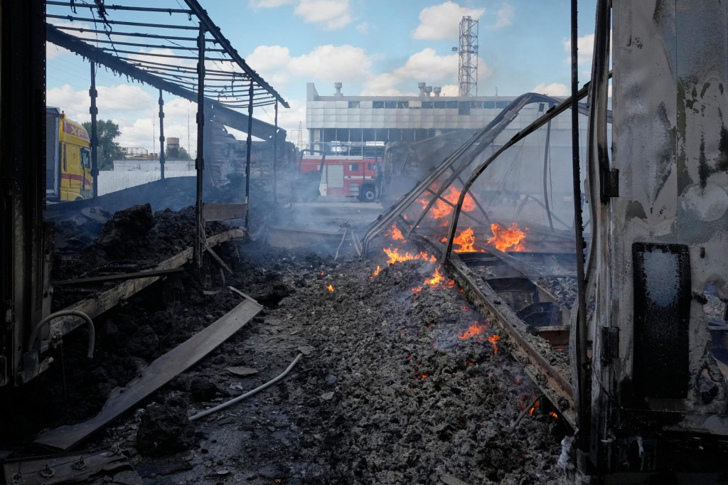 Vraky &aacute;ut horia pred skladov&yacute;mi priestormi po dronovom &uacute;toku ruskej arm&aacute;dy na ukrajinsk&uacute; metropolu Kyjev. FOTO: TASR/AP