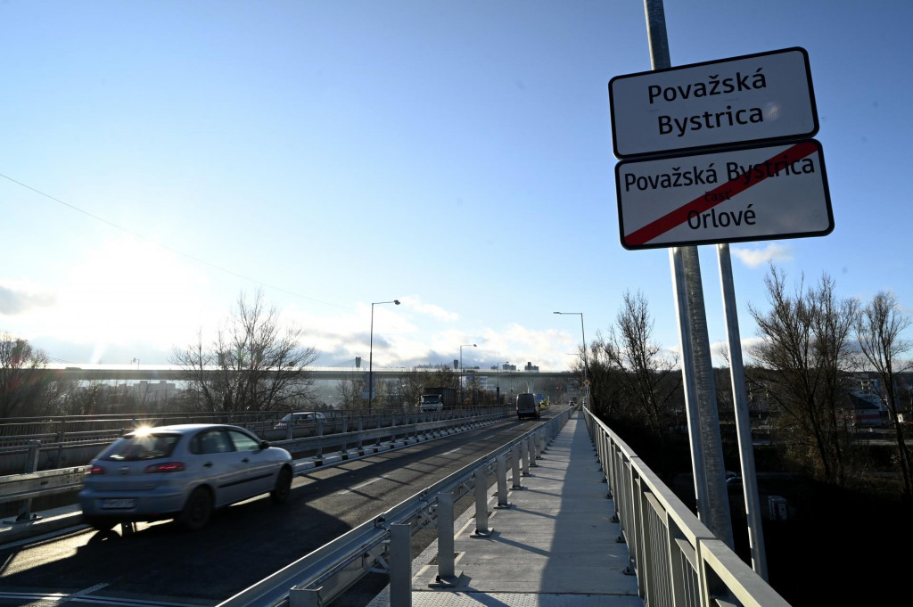 Sn&iacute;mka z roku 2020, keď bol zrekon&scaron;truovan&yacute; Orlovsk&yacute; most cez rieku V&aacute;h v Považskej Bystrici. FOTO: TASR/R. Stoklasa
