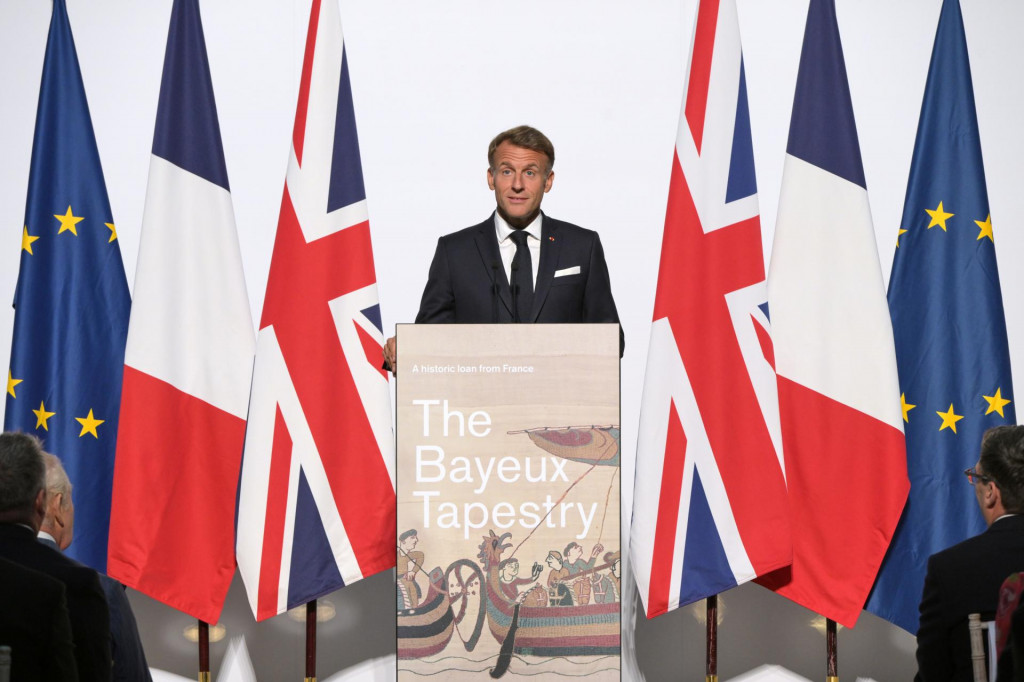 Franc&uacute;zsky prezident Emmanuel Macron počas prejavu na otvoren&iacute; v&yacute;stavy Tapis&eacute;ria z Bayeux v Britskom m&uacute;zeu v Lond&yacute;ne. FOTO: TASR/AP