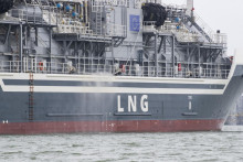 Na arch&iacute;vnej sn&iacute;mke loď na prepravu skvapalnen&eacute;ho zemn&eacute;ho plynu (LNG) spoločnosti Fluxys v belgickom pr&iacute;stave ZeeBrugge. FOTO: TASR/Belga