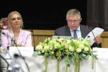 Na sn&iacute;mke zľava podpredsedn&iacute;čka vl&aacute;dy a ministerka hospod&aacute;rstva Denisa Sakov&aacute; a premi&eacute;r Robert Fico počas v&yacute;jazdov&eacute;ho rokovania vl&aacute;dy v Hlin&iacute;ku nad Hronom 28. augusta 2026.

FOTO: TASR/ J. Kro&scaron;l&aacute;k