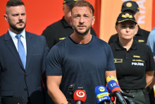 Na sn&iacute;mke minister vn&uacute;tra Mat&uacute;&scaron; &Scaron;utaj E&scaron;tok (Hlas-SD) rečn&iacute; počas tlačovej konferencie pri pr&iacute;ležitosti konca prv&eacute;ho dňa n&aacute;rodn&eacute;ho cvičenia v oblasti civilnej ochrany s n&aacute;zvom Tiene v oblakoch. FOTO: TASR/Roman Hanc