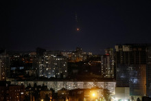 Terčom &uacute;tokov sa podľa agent&uacute;ry Reuters v stredu večer stala aj metropola Kyjev. FOTO: REUTERS