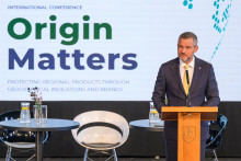 Prezident Peter Pellegrini vystupuje s pr&iacute;hovorom počas otvorenia medzin&aacute;rodnej konferencie Na p&ocirc;vode z&aacute;lež&iacute;: Ochrana a rozvoj region&aacute;lnych produktov v Eur&oacute;pe a vo svete v Bratislave. FOTO: TASR/Jaroslav Nov&aacute;k