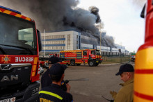 Hasiči pracuj&uacute; na mieste &uacute;toku rusk&eacute;ho dronu v Kyjevskej oblasti na Ukrajine. FOTO: Reuters