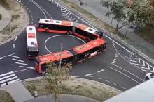 Novinku museli priamo v ter&eacute;ne vysk&uacute;&scaron;ať najm&auml; autobusy Dopravn&eacute;ho podniku Bratislava, keďže sa jedn&aacute; o ru&scaron;n&yacute; uzol verejnej dopravy. Sn&iacute;mka z videa: FB iDnes.cz/IG opica_sk