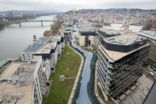 Nov&aacute; v&yacute;stavba je v Bratislave vo v&yacute;raznom &uacute;tlme. FOTO: HN/Peter Mayer