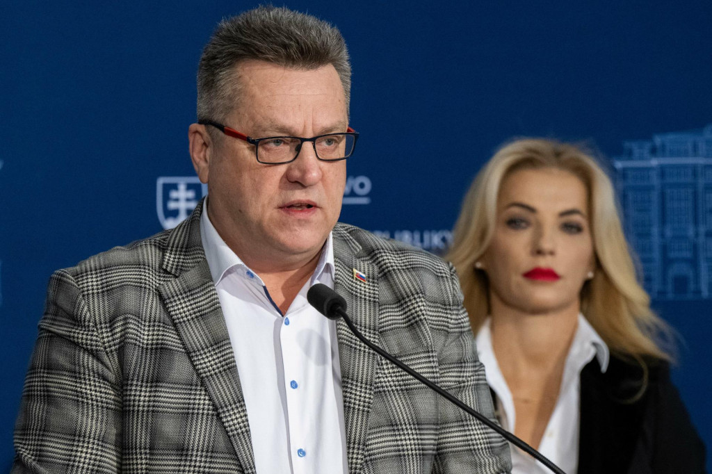 Jeden z kandid&aacute;tov a doteraj&scaron;&iacute;ch poveren&yacute;ch &scaron;&eacute;fov FPU Franti&scaron;ek Kornaj a ministerka kult&uacute;ry SR Martina &Scaron;imkovičov&aacute; (nominantka SNS). FOTO: TASR