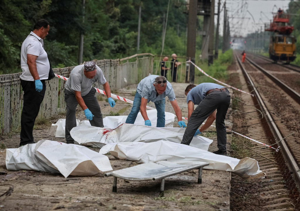 Ukrajinsk&aacute; železničn&aacute; sieť je s dĺžkou trat&iacute; 24-tis&iacute;c kilometrov tretia najv&auml;č&scaron;ia v Eur&oacute;pe. Pre civiln&eacute; obyvateľstvo krajiny predstavuje tento sp&ocirc;sob dopravy v čase vojny životne d&ocirc;ležit&uacute; sp&aacute;su. FOTO: REUTERS
