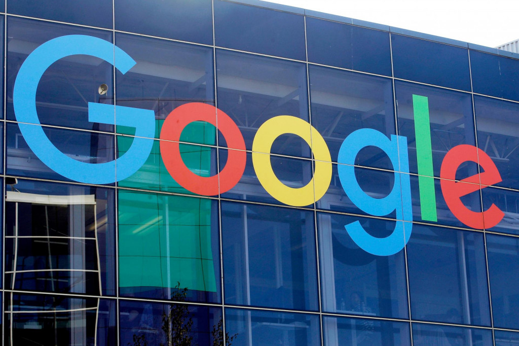 Na arch&iacute;vnej sn&iacute;mke logo spoločnosti Google na budove v kalifornskom Mountain View. FOTO: TASR/AP