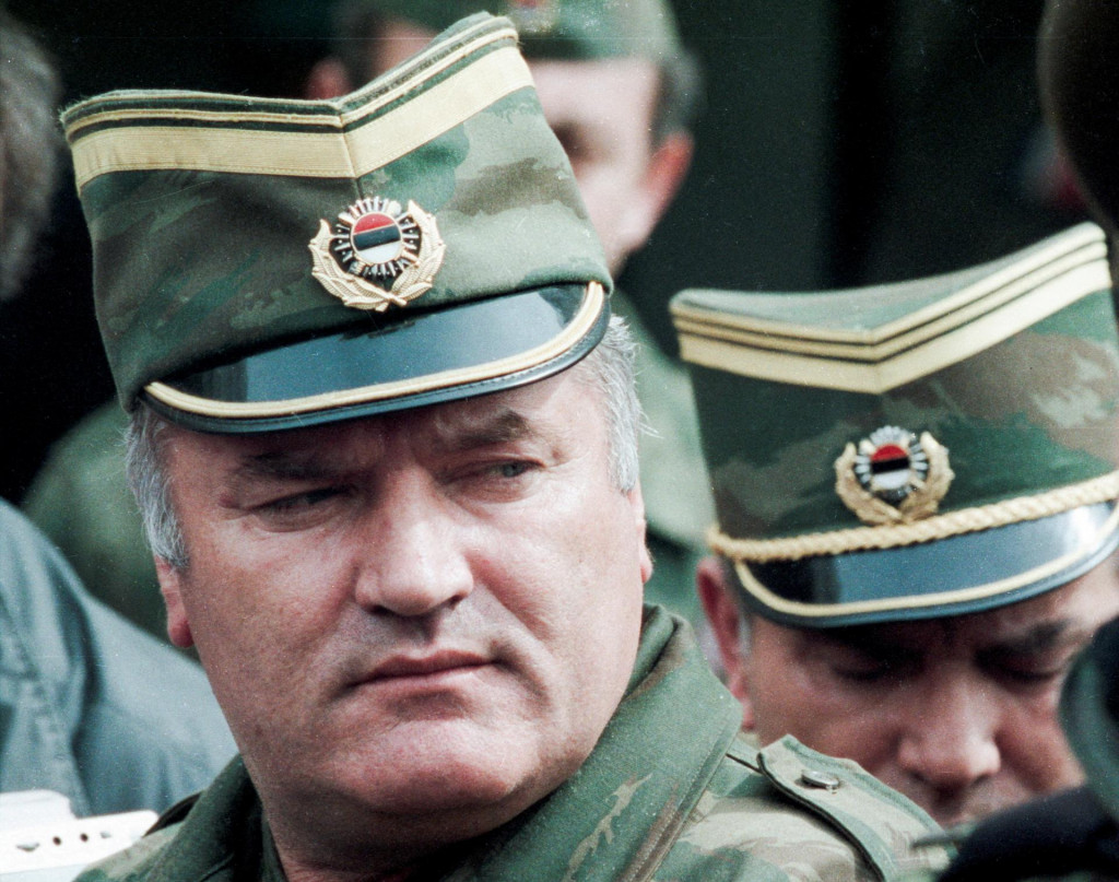 Mladić je považovan&yacute; za jedn&eacute;ho z hlavn&yacute;ch akt&eacute;rov krvav&yacute;ch etnick&yacute;ch čistiek sprev&aacute;dzaj&uacute;cich vojnu v mnohon&aacute;rodnostnej Bosne, ktor&aacute; si vyžiadala okolo 100-tis&iacute;c ľudsk&yacute;ch životov. FOTO: Reuters