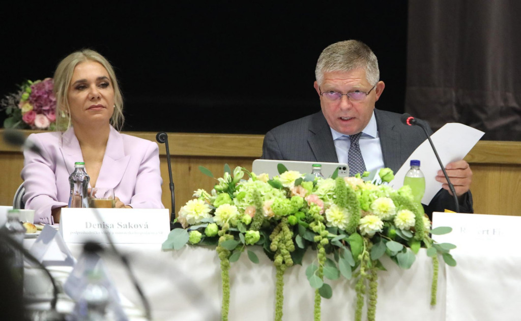 Na sn&iacute;mke zľava podpredsedn&iacute;čka vl&aacute;dy a ministerka hospod&aacute;rstva Denisa Sakov&aacute; a premi&eacute;r Robert Fico počas v&yacute;jazdov&eacute;ho rokovania vl&aacute;dy v Hlin&iacute;ku nad Hronom 28. augusta 2026.

FOTO: TASR/ J. Kro&scaron;l&aacute;k