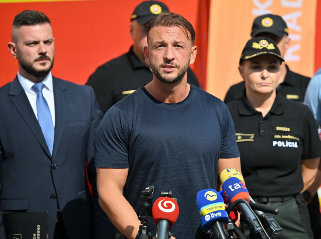 Na sn&iacute;mke minister vn&uacute;tra Mat&uacute;&scaron; &Scaron;utaj E&scaron;tok (Hlas-SD) rečn&iacute; počas tlačovej konferencie pri pr&iacute;ležitosti konca prv&eacute;ho dňa n&aacute;rodn&eacute;ho cvičenia v oblasti civilnej ochrany s n&aacute;zvom Tiene v oblakoch. FOTO: TASR/Roman Hanc