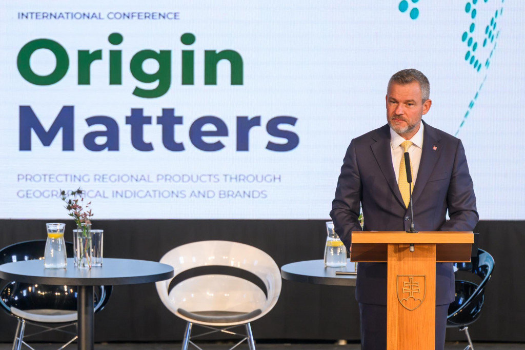 Prezident Peter Pellegrini vystupuje s pr&iacute;hovorom počas otvorenia medzin&aacute;rodnej konferencie Na p&ocirc;vode z&aacute;lež&iacute;: Ochrana a rozvoj region&aacute;lnych produktov v Eur&oacute;pe a vo svete v Bratislave. FOTO: TASR/Jaroslav Nov&aacute;k