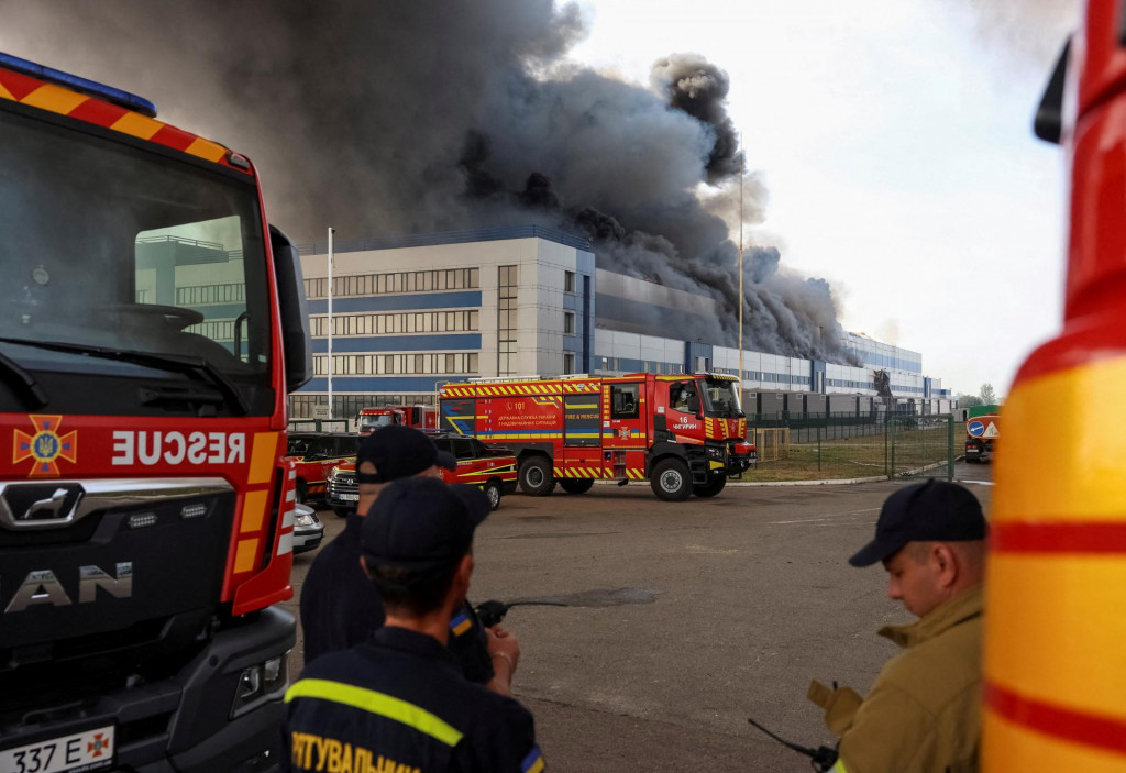 Hasiči pracuj&uacute; na mieste &uacute;toku rusk&eacute;ho dronu v Kyjevskej oblasti na Ukrajine. FOTO: Reuters