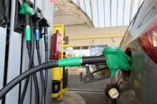 Spotrebitelia platili v priemere za obyčajn&yacute; benz&iacute;n 1,753 eura za liter (+2,9 centa) a pr&eacute;miov&eacute; benz&iacute;ny 1,949 eura za liter (+3 centy). FOTO: HN/Peter Mayer