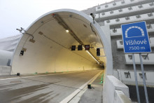 Pravideln&aacute; &uacute;držba v&scaron;etk&yacute;ch 13 diaľničn&yacute;ch tunelov sa vykon&aacute;va dvakr&aacute;t ročne - po zimnom obdob&iacute; a pred zimou. FOTO: HN/Peter Mayer