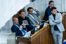 Na sn&iacute;mke opozičn&iacute; poslanci z hnutia Slovensko. FOTO: TASR/Jakub Kotian