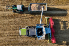 Agropotravin&aacute;ri chc&uacute; z&aacute;roveň apelovať na svojich n&aacute;rodn&yacute;ch rezortn&yacute;ch ministrov, aby sa na nadch&aacute;dzaj&uacute;cich rokovaniach v &Iacute;rsku zaoberali suchom pre ohrozenie eur&oacute;pskej potravinovej bezpečnosti. FOTO: TASR/AP