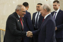 Rusk&yacute; prezident Vladimir Putin a arm&eacute;nsky premi&eacute;r Nikol Pa&scaron;injan si pod&aacute;vaj&uacute; ruky v kirgizskom Bi&scaron;keku 1. septembra 2026. FOTO: TASR/AP