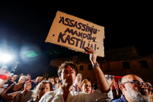 Demon&scaron;trant drž&iacute; transparent s n&aacute;pisom &bdquo;Atent&aacute;t zorganizovan&yacute; v Kastilii&ldquo;. FOTO: Reuters