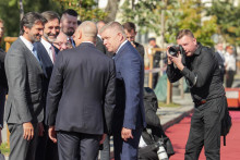 Bulharsk&yacute; premi&eacute;r Rumen Radev (tret&iacute; zľava), ktor&eacute;mu premi&eacute;r Robert Fico (druh&yacute; sprava) predstavuje členov svojej deleg&aacute;cie počas uv&iacute;tacieho ceremoni&aacute;lu v Sofii. FOTO: TASR/Ľubo&scaron; Pilc