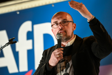 Hans-Thomas Tillschneider tvrd&iacute;, že sp&ocirc;sob, ak&yacute;m si Nemecko uchov&aacute;va pam&auml;ť na nacistick&eacute; zločiny, vytvoril &bdquo;kult viny&ldquo;. FOTO: TASR/AP