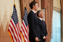 Americk&iacute; vyslanci a vyjedn&aacute;vači Steve Witkoff a Jared Kushner. FOTO: Reuters