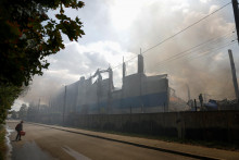Sklad zasiahnut&yacute; rusk&yacute;m dronom v Kyjevskej oblasti. FOTO: Reuters