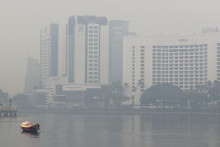 Smog v Kuchingu, v hlavnom meste &scaron;t&aacute;tu Sarawak na malajzijskom ostrove Borneo. FOTO: TASR/AP