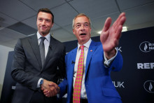 L&iacute;der britskej protiimigračnej strany Reform UK Nigel Farage a franc&uacute;zsky politik Jordan Bardella. FOTO: Reuters