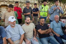 33-ročn&yacute; Hussein Ayyash, ktor&eacute;ho zadržali izraelsk&eacute; jednotky, sa stret&aacute;va so svojimi bl&iacute;zkymi v Haroufe v Nabatieh v južnom Libanone. FOTO: Reuters