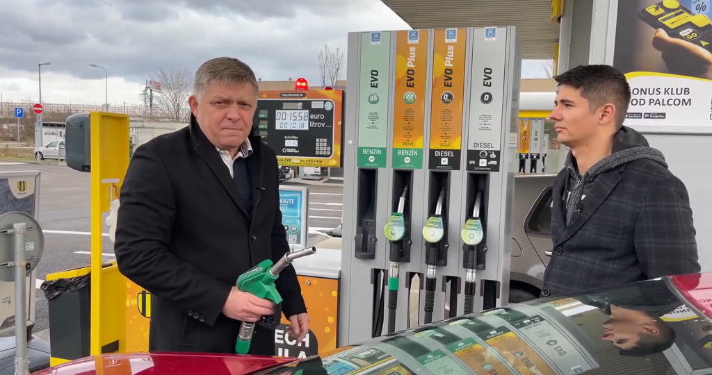 Robert Fico (vľavo) v ikonickom videu z roku 2022 upozorňoval vl&aacute;du Eduarda Hegera na drah&eacute; pohonn&eacute; l&aacute;tky. Dnes na drah&scaron;ie svoj kabinet cez stand-upy neupozorňuje. FOTO: Facebook Roberta Fica