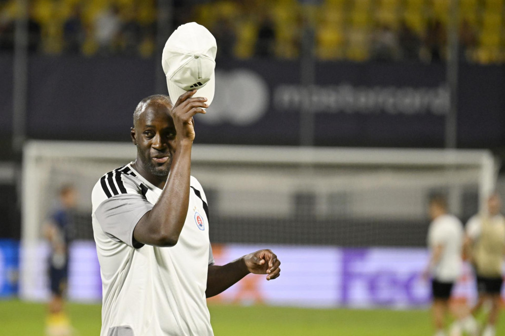 Na sn&iacute;mke tr&eacute;ner Slovana Yaya Tour&eacute; pozdravuje fan&uacute;&scaron;ikov po v&iacute;ťazstve po odvetnom stretnut&iacute; play off Ligy majstrov vo futbale NK Celje - &Scaron;K Slovan Bratislava v slovinskom Celje v stredu 26. augusta 2026. FOTO: TASR/Pavel Neubauer