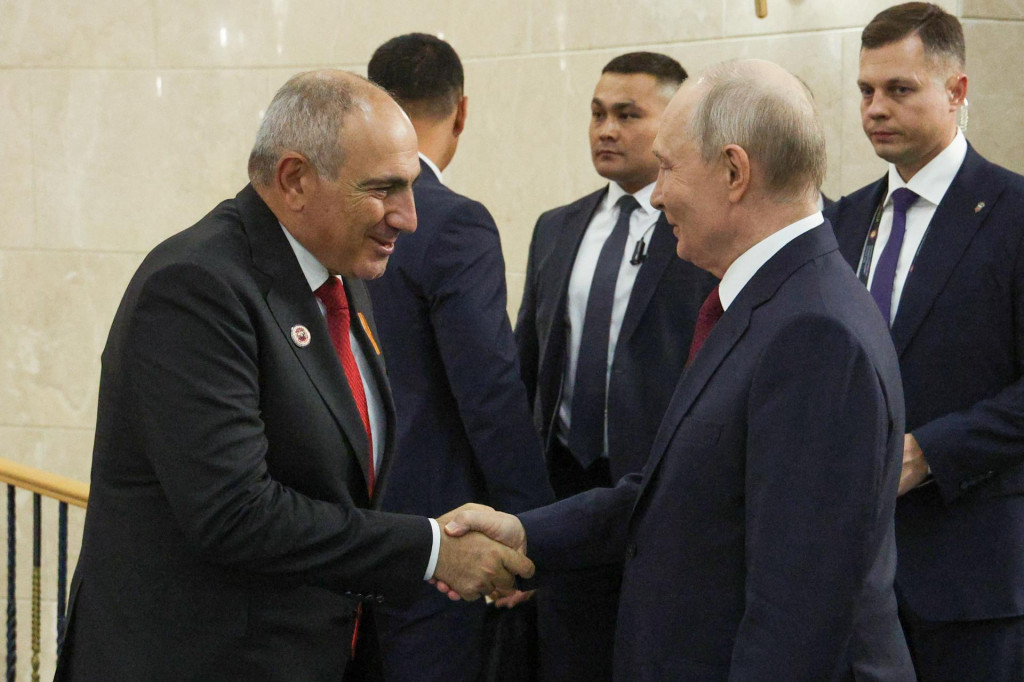 Rusk&yacute; prezident Vladimir Putin a arm&eacute;nsky premi&eacute;r Nikol Pa&scaron;injan si pod&aacute;vaj&uacute; ruky v kirgizskom Bi&scaron;keku 1. septembra 2026. FOTO: TASR/AP