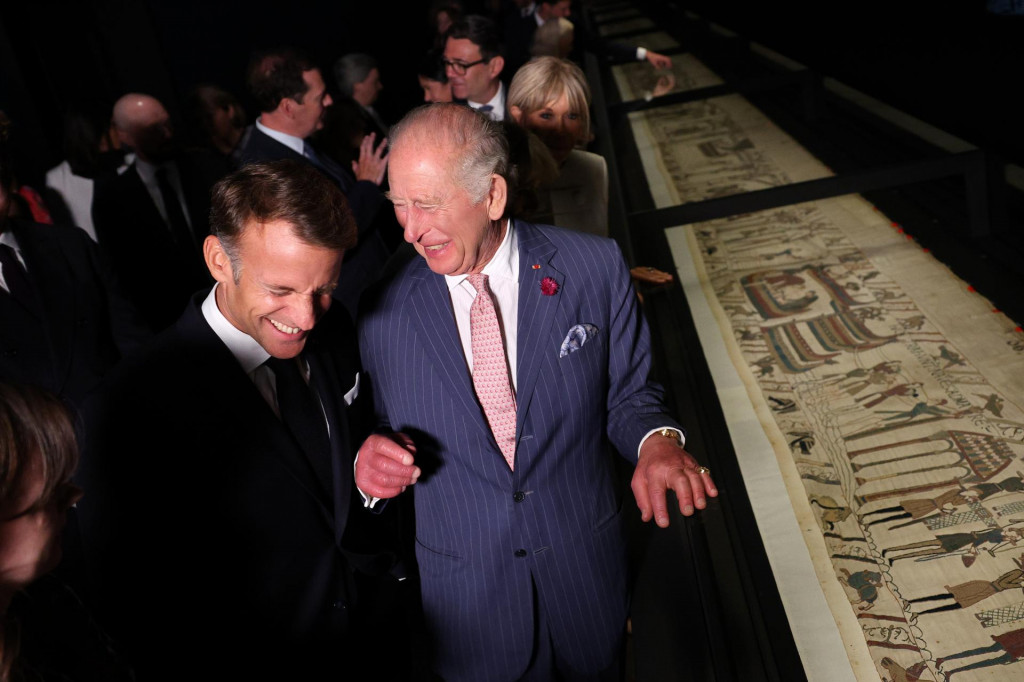 Franc&uacute;zsky prezident Emmanuel Macron (vľavo) a britsk&yacute; kr&aacute;ľ Karol III. si prezeraj&uacute; tapis&eacute;rie počas otvorenia v&yacute;stavy, na ktorej je vystaven&aacute; Tapis&eacute;ria z Bayeux v Britskom m&uacute;zeu v Lond&yacute;ne. FOTO: TASR/AP