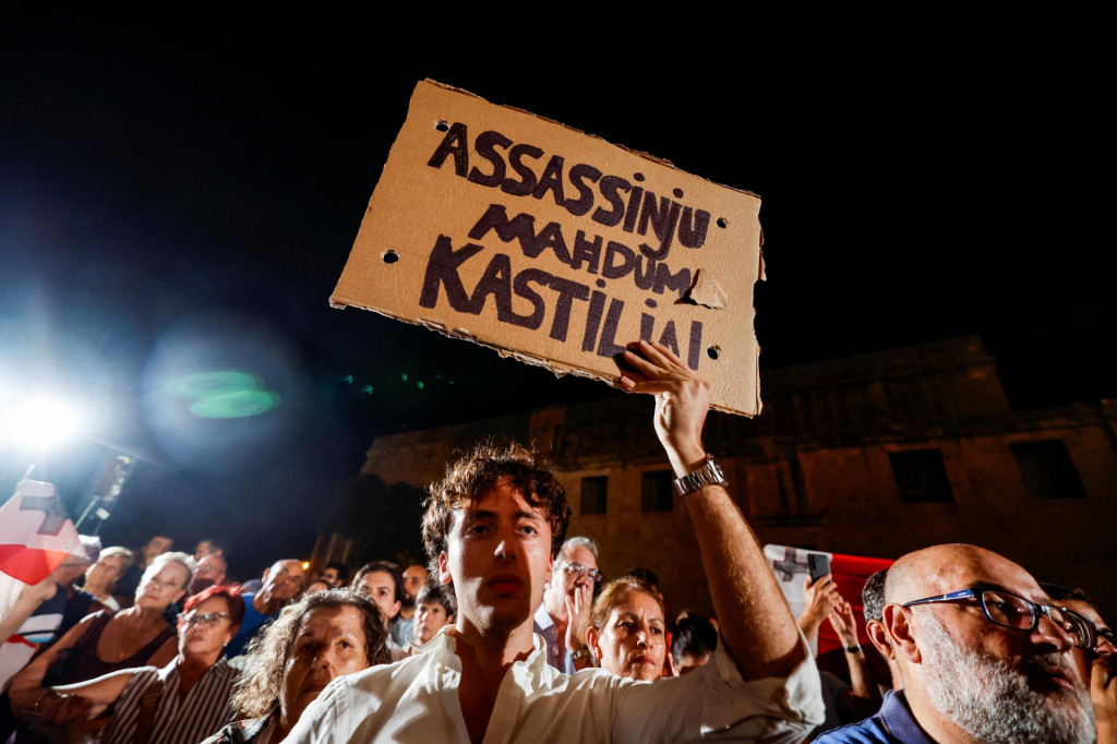 Demon&scaron;trant drž&iacute; transparent s n&aacute;pisom &bdquo;Atent&aacute;t zorganizovan&yacute; v Kastilii&ldquo;. FOTO: Reuters