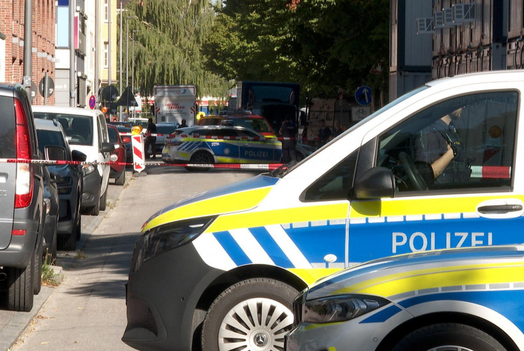 Komis&aacute;rova svokra podľa vy&scaron;etrovateľov odviezla z miesta činu 45-ročn&eacute;ho muža obvinen&eacute;ho zo zastrelenia &scaron;iestich pracovn&iacute;kov centra pre matky s deťmi. FOTO: Reuters