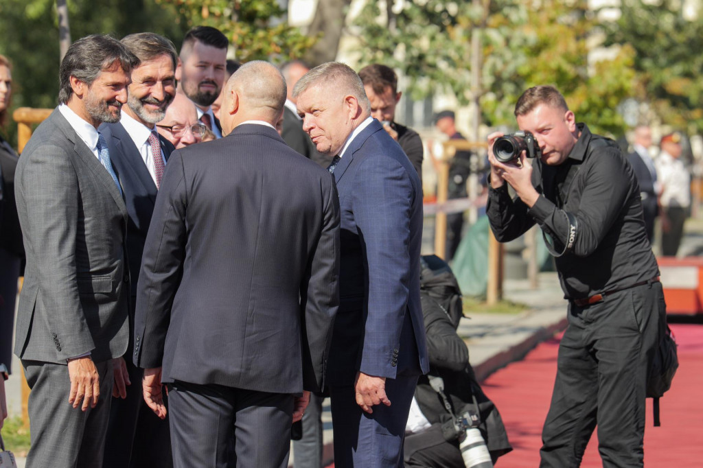 Bulharsk&yacute; premi&eacute;r Rumen Radev (tret&iacute; zľava), ktor&eacute;mu premi&eacute;r Robert Fico (druh&yacute; sprava) predstavuje členov svojej deleg&aacute;cie počas uv&iacute;tacieho ceremoni&aacute;lu v Sofii. FOTO: TASR/Ľubo&scaron; Pilc