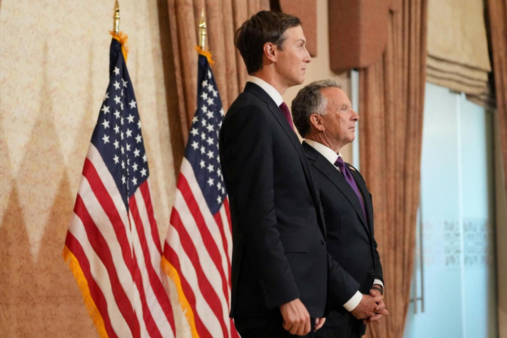 Americk&iacute; vyslanci a vyjedn&aacute;vači Steve Witkoff a Jared Kushner. FOTO: Reuters
