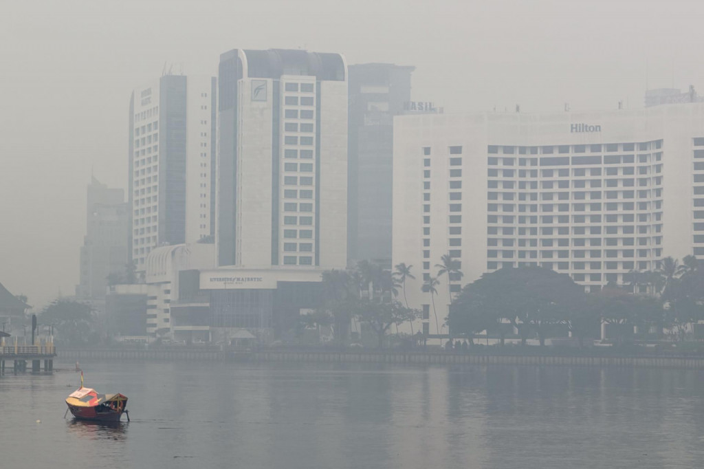 Smog v Kuchingu, v hlavnom meste &scaron;t&aacute;tu Sarawak na malajzijskom ostrove Borneo. FOTO: TASR/AP