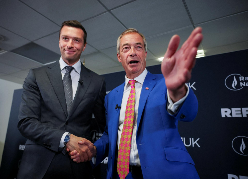 L&iacute;der britskej protiimigračnej strany Reform UK Nigel Farage a franc&uacute;zsky politik Jordan Bardella. FOTO: Reuters