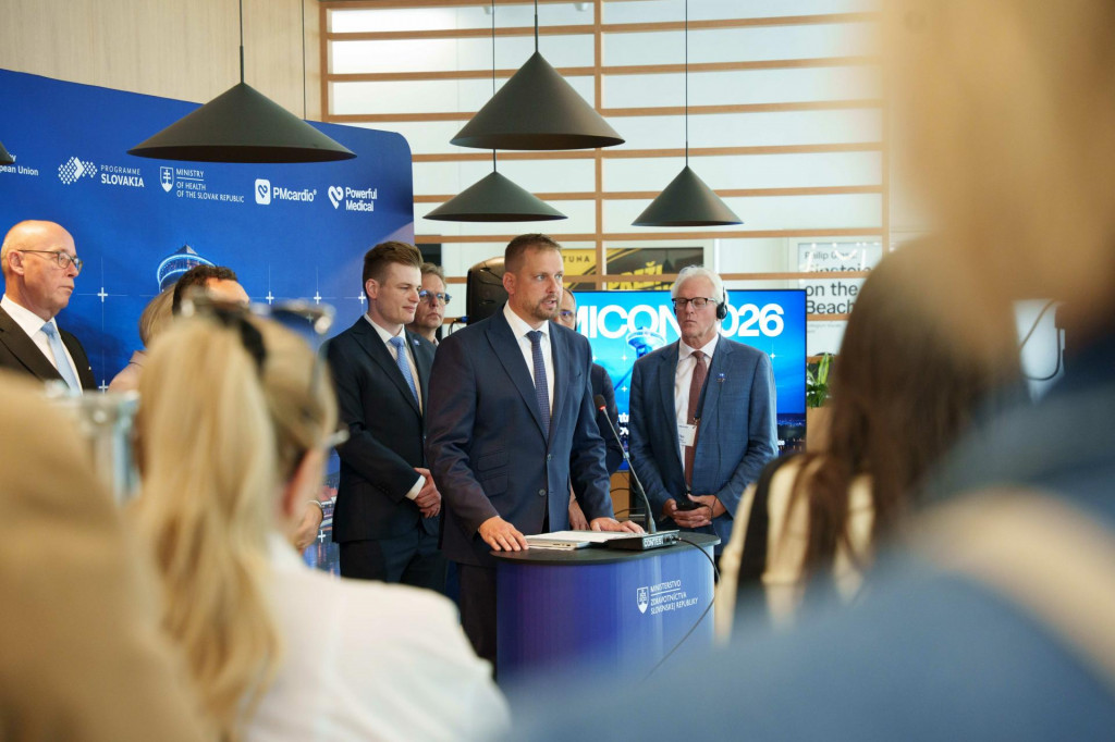 Na dom&aacute;cej konferencii vyst&uacute;pil okrem lek&aacute;rov a z&aacute;stupcov firmy aj minister zdravotn&iacute;ctva Kamil &Scaron;a&scaron;ko. FOTO: Powerful Medical