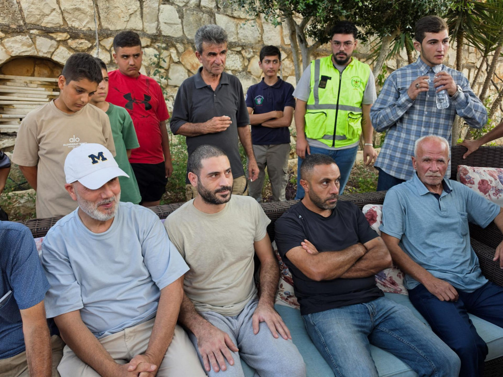 33-ročn&yacute; Hussein Ayyash, ktor&eacute;ho zadržali izraelsk&eacute; jednotky, sa stret&aacute;va so svojimi bl&iacute;zkymi v Haroufe v Nabatieh v južnom Libanone. FOTO: Reuters