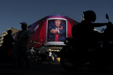 Bilbord s podobizňou americk&eacute;ho prezidenta Donalda Trumpa v centre Teher&aacute;nu. FOTO: REUTERS