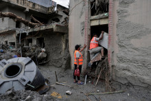 Nep&aacute;lska arm&aacute;da v sobotu ozn&aacute;mila, že sa jej podarilo zachr&aacute;niť z domu aj jednu ženu. Z&aacute;chran&aacute;ri ju n&aacute;sledne prepravili do K&aacute;thmandu. FOTO: REUTERS