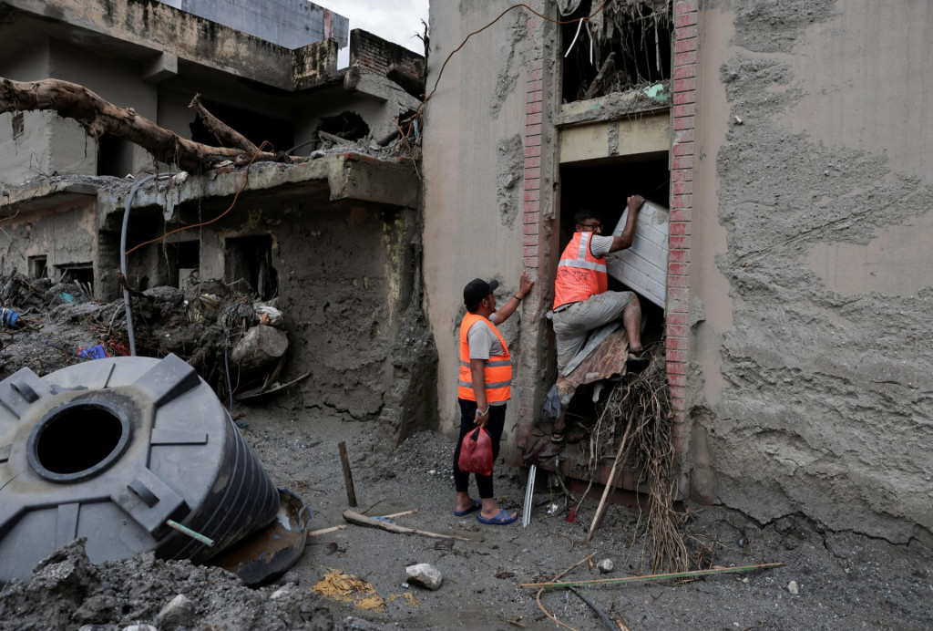 Nep&aacute;lska arm&aacute;da v sobotu ozn&aacute;mila, že sa jej podarilo zachr&aacute;niť z domu aj jednu ženu. Z&aacute;chran&aacute;ri ju n&aacute;sledne prepravili do K&aacute;thmandu. FOTO: REUTERS