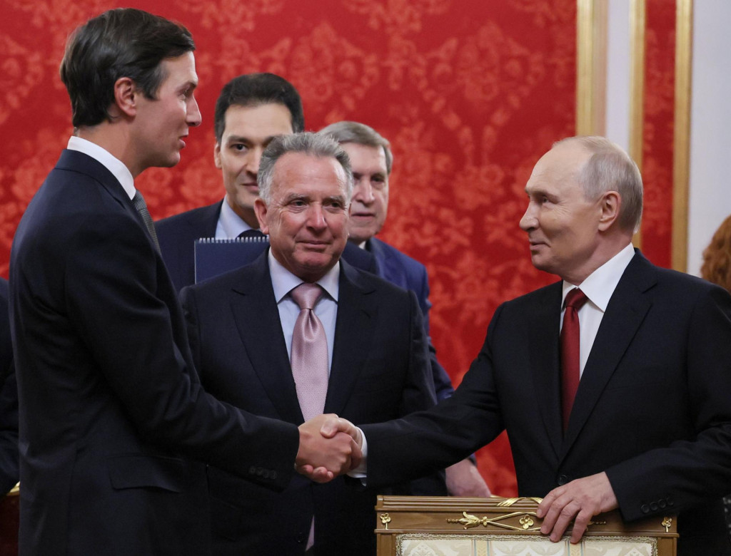 Rusk&yacute; prezident Vladimir Putin, vyslanci americk&eacute;ho prezidenta Jared Kushner a Steve Witkoff sa zdravia pred rozhovormi o mieri na Ukrajine v Moskve. FOTO: TASR/AP