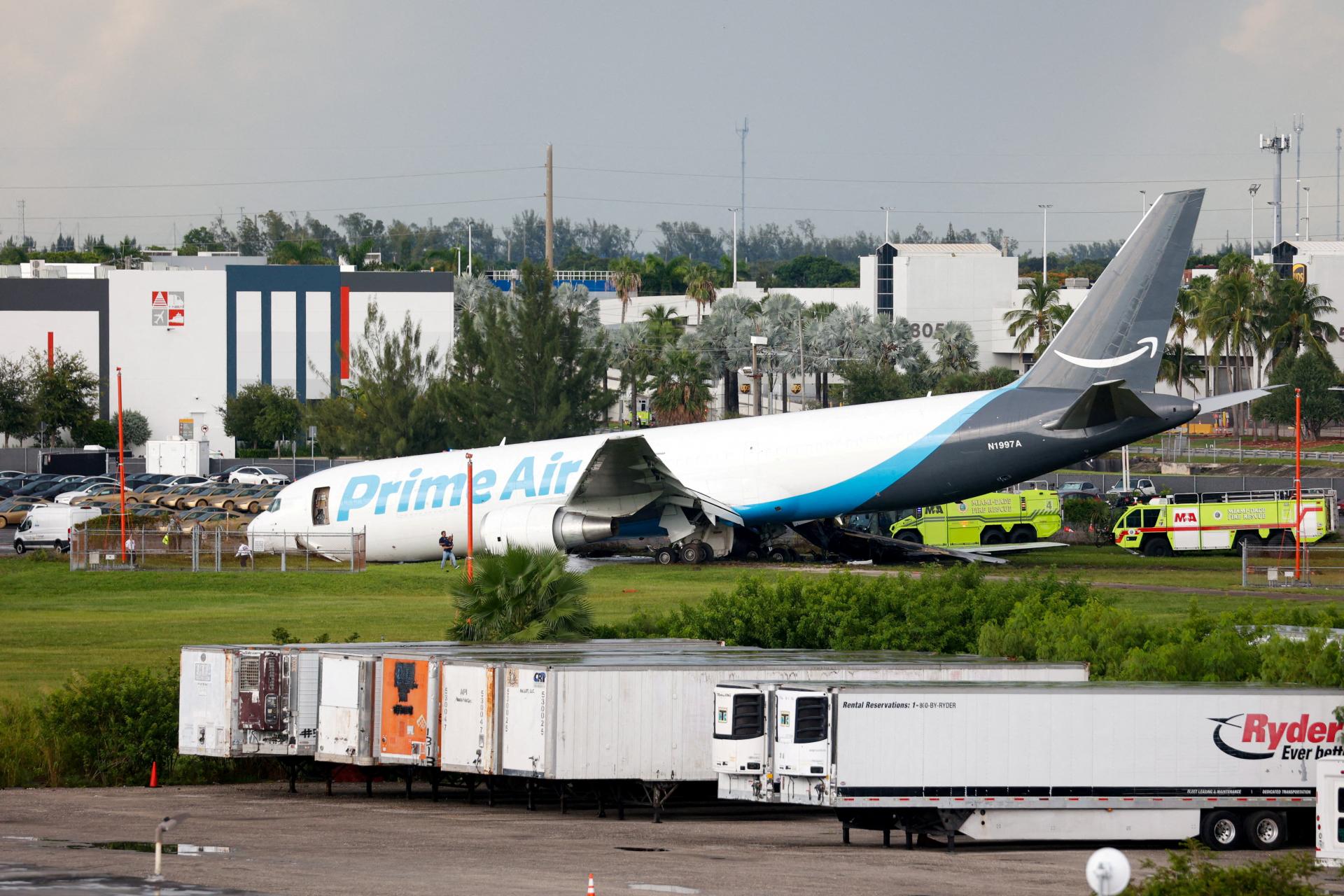 Lietadlo Amazon Air v Miami zišlo z dráhy a narazilo do áut, letisko zastavilo prevádzku